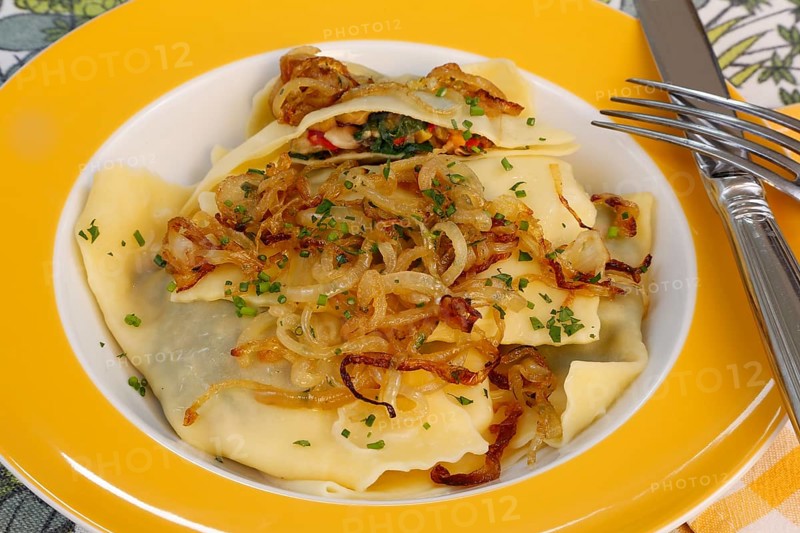 Swabian cuisine, Maultaschen, vegetarian, vegetable Maultaschen, vegetables in noodle dough, spinach, peeled onions, grandmother's cooking, regional, home cooking, typical Swabian, traditional cuisine reinterpreted, arranged on plates, food photography, studio, Germany, Europe