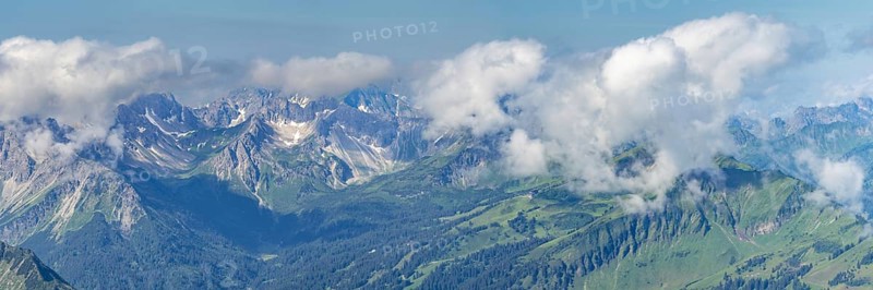 Mountain panorama from the Nebelhorn, 2224m, to the southwest to the Hammerspitzen, Kanzelwand, mountain station of the Fellhornbahn, the cloudy Fellhorn and Söllereck, Allgäu Alps, Allgäu, Bavaria, Germany, Europe