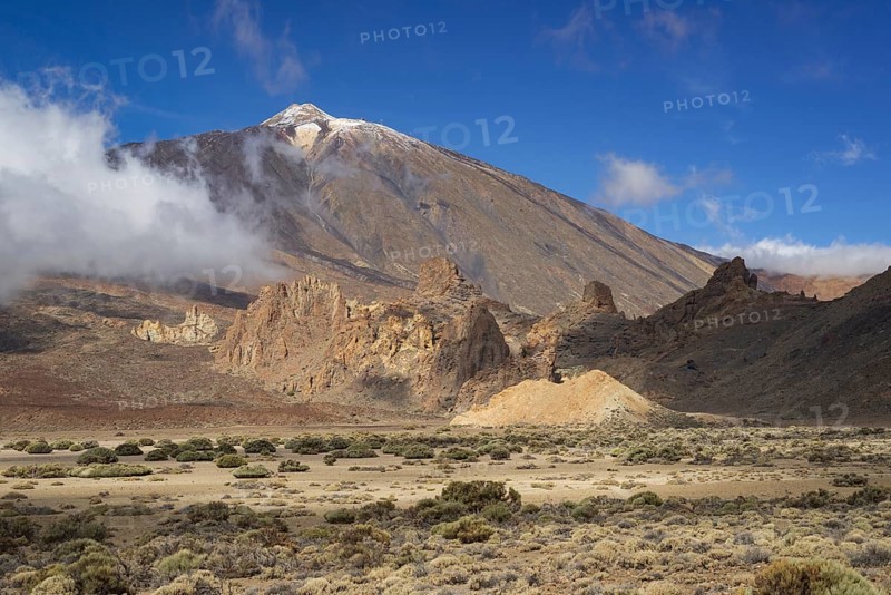 Pico del Teide, 3715m and Roques de Garcia, Teide National Park, Tenerife, Canary Islands, Spain, Europe