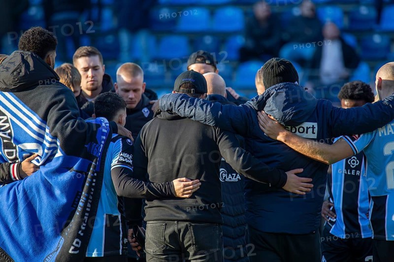 Football 3rd division, 2024/25 season, matchday 22: Waldhof Mannheim vs SC Verl. Picture: The SV Waldhof players disappointed after the match