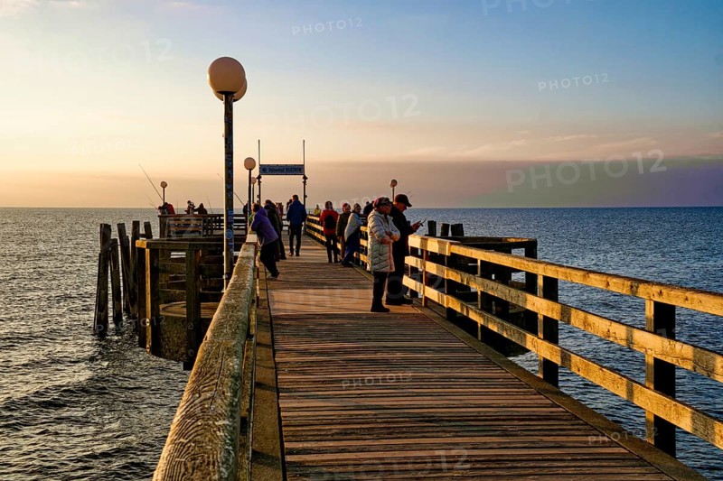 Baltic Sea beach, Baltic Sea coast with the Wustrow pier, evening mood, Baltic seaside resort Wustrow, Fischland-Darß-Zingst peninsula, Mecklenburg-Western Pomerania, Germany, Europe