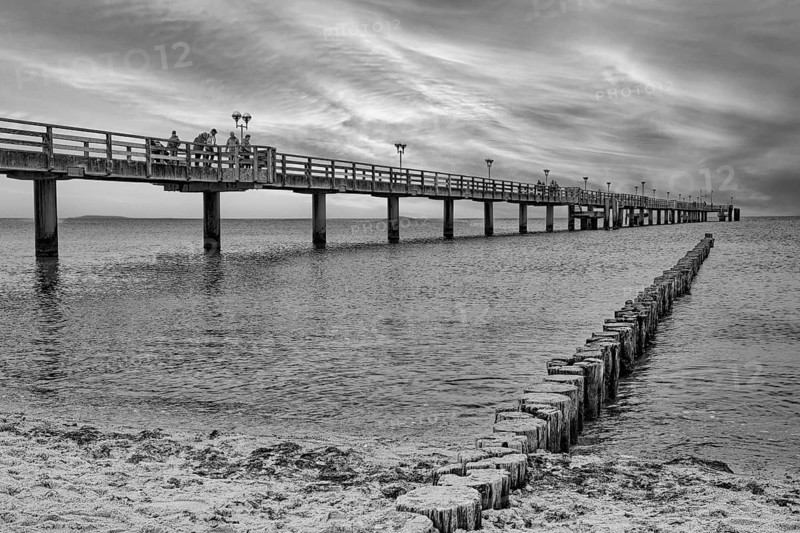 Baltic Sea beach, Baltic Sea coast with the Graal-Müritz pier, sunset, evening mood, black and white, Graal-Müritz, Fischland-Darß-Zingst peninsula, Baltic Sea, Mecklenburg-Western Pomerania, Germany, Europe