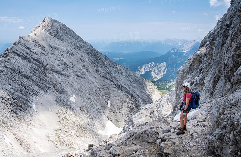 Mountaineer on the Jubiläumsgrat between Zugspitze and Alpspitze, high mountains, Wetterstein range, Bavaria, Germany, Europe