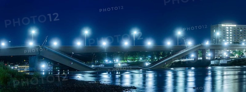 In the early hours of the morning, a section of the Carola Bridge collapsed for unknown reasons. Over a length of around 100 metres, the section on which the trams normally run has collapsed into the Elbe. The area is cordoned off, partial collapse of the Carola Bridge in Dresden, further bridge sections are in acute danger of collapsing, Dresden, Saxony, Germany, Europe