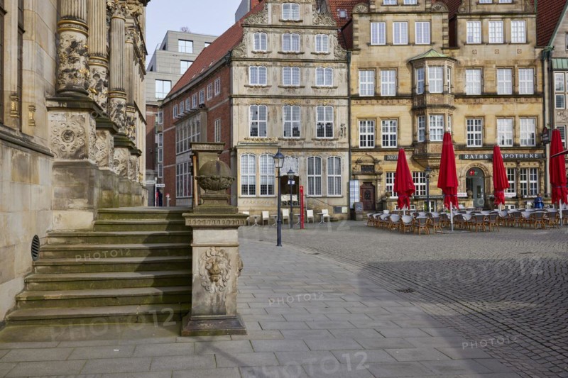 Entrance to the Schütting, the Chamber of Industry and Commerce for Bremen and Bremerhaven and houses on the market in Bremen, Hanseatic City, State of Bremen, Germany, Europe