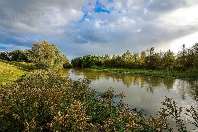 Bergkamen, Ruhr area, North Rhine-Westphalia, Germany, autumn landscape on the Seseke. The renaturalised Seseke, a tributary of the Lippe, has been transformed into a near-natural watercourse, flood protection and biodiversity through newly designed floodplains. Following the construction of a parallel sewer, the Seseke is now free of wastewater, having previously been an open, above-ground wastewater sewer, combined sewer with surface water and wastewater, Europe