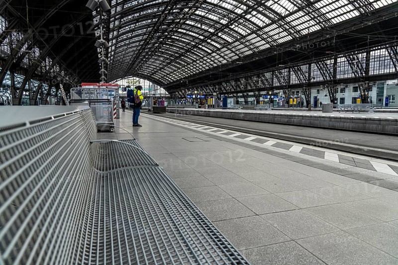 3-day strike by the railway union GDL, only very few local and long-distance trains run, empty Cologne Central Station, which is otherwise full of travellers and trains at rush hour, Cologne, North Rhine-Westphalia, Germany, Europe