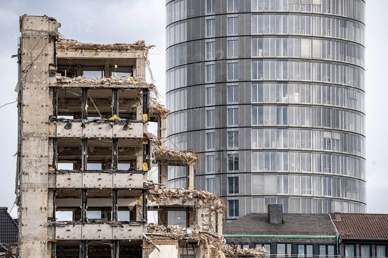 Demolition of the former RWE building complex, in the city centre, on the A40 motorway in Essen, with the RWE Tower in the background, North Rhine-Westphalia, Germany, Europe