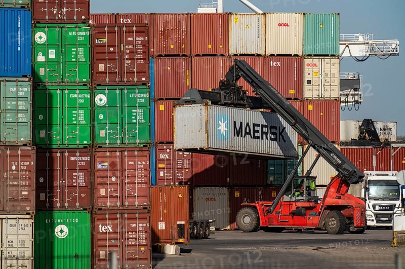 Port of Duisburg Ruhrort, DeCeTe, Duisburger Container-Terminal, container loading, loading and unloading, Duisport, Duisburger Hafen AG, Duisburg, North Rhine-Westphalia, Germany, Europe