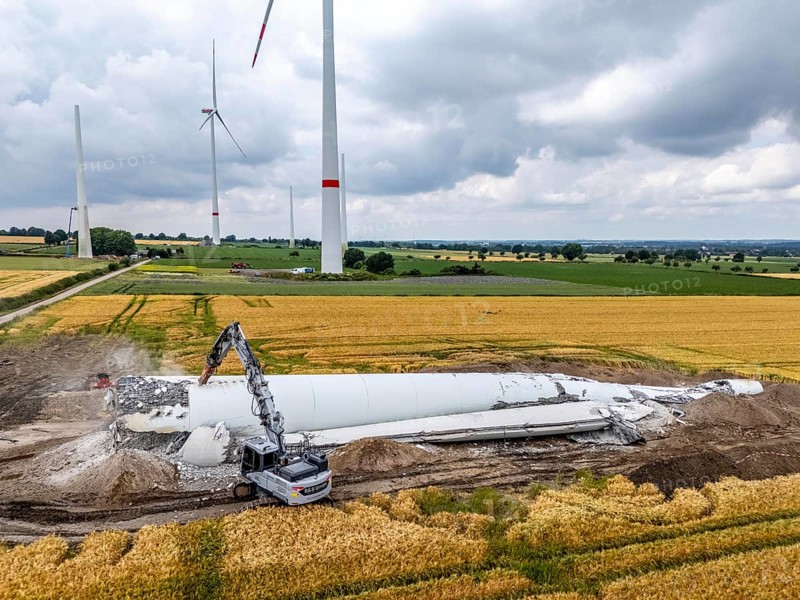 Demolished tower of a 20 year old wind turbine, in the Werl wind farm, 5 old Enercon E-66 turbines are demolished, 2 new Siemens SG6.6-170 wind turbines replace them, the 2 new wind turbines produce twice as much energy, 12 MW power, as the 5 old wind turbines, called repowering, demolition work, Werl, North Rhine-Westphalia, Germany, Europe