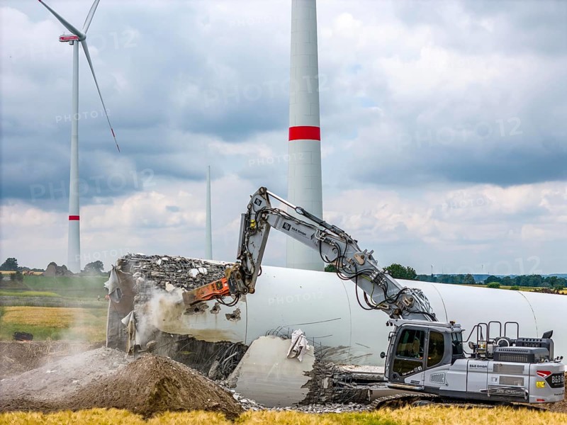 Demolished tower of a 20 year old wind turbine, in the Werl wind farm, 5 old Enercon E-66 turbines are demolished, 2 new Siemens SG6.6-170 wind turbines replace them, the 2 new wind turbines produce twice as much energy, 12 MW power, as the 5 old wind turbines, called repowering, demolition work, Werl, North Rhine-Westphalia, Germany, Europe