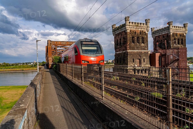 The railway bridge Duisburg-Hochfeld-Rheinhausen, over the Rhine, regional trains and many goods trains cross the Rhine here, from 1950, steel truss bridge, Duisburg, North Rhine-Westphalia, Germany, Europe