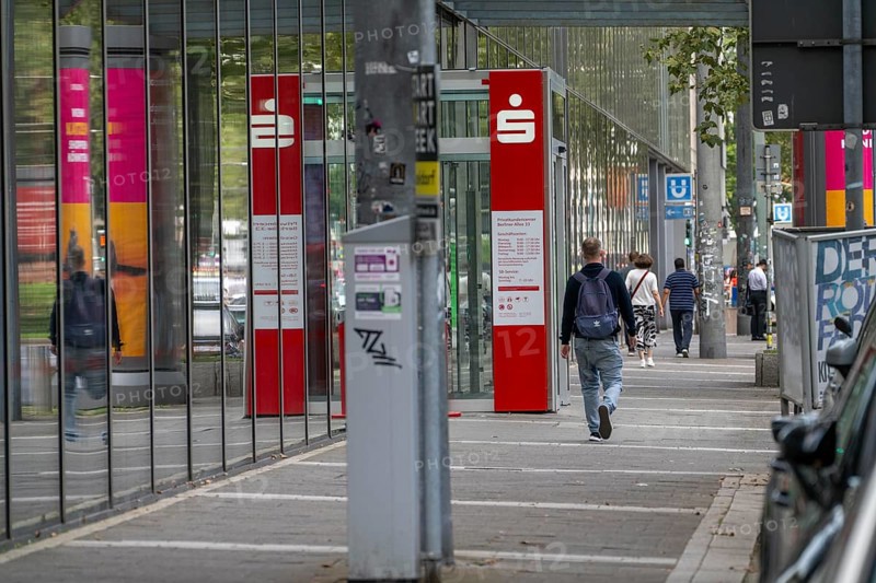 Stadtsparkasse Düsseldorf Privatkundencenter Berliner Allee, reflective facade on the pavement, Düsseldorf, North Rhine-Westphalia, Germany, Europe