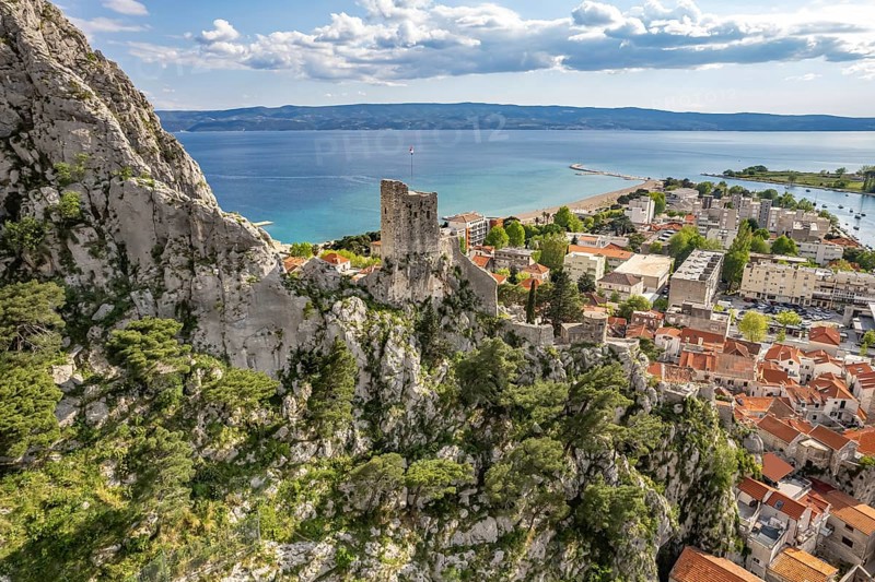 The old town centre of Omis with the ruins of the Mirabella or Peovica fortress seen from above, Croatia, Europe