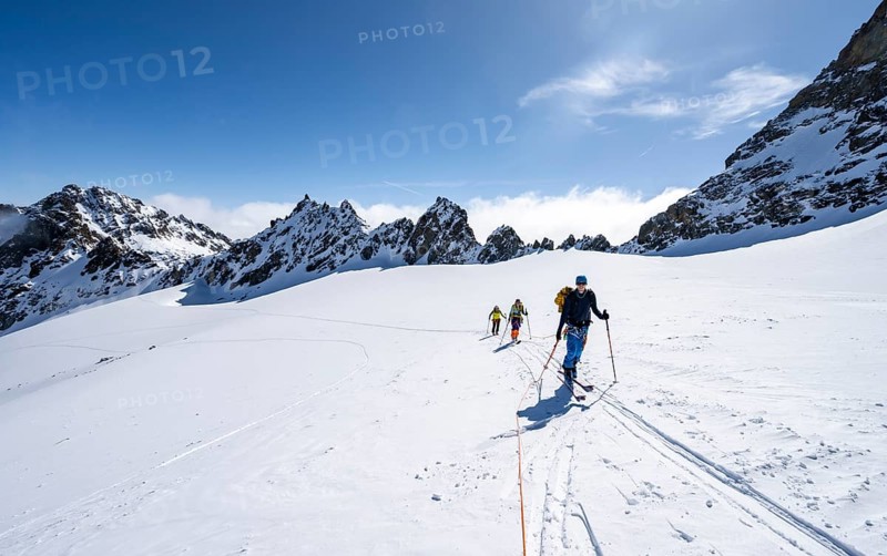 Ski tourer with rope, rope team on the Vadret da Porchabella glacier on the ascent to the summit of Piz Kesch, mountain landscape in winter, alpine tour, ski tour Bündner Haute Route, Albula Alps, Rhaetian Alps, Grisons, Eastern Switzerland, Switzerland, Europe