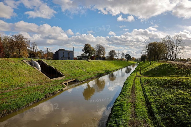 28.10.2020, Oberhausen, Ruhr area, North Rhine-Westphalia, Germany - Emscher, in this not yet renaturalised river section wastewater is still discharged, with the Emscher conversion this area will soon also be renaturalised, ecologically improved, the ecological conversion of the Emscher system consists of the construction of a central wastewater treatment system in the Ruhr area, the construction of sewers and the renaturation of the Emscher and its tributaries 00X201028D034CARO (MODEL RELEASE: NO, PROPERTY RELEASE: NO (c) caro images / Rupert Oberhaeuser, http://www.caro-images.com, info@caro-images.com - If the photo is used for purposes other than journalism, please contact the agency - any use of the photo is subject to a fee)