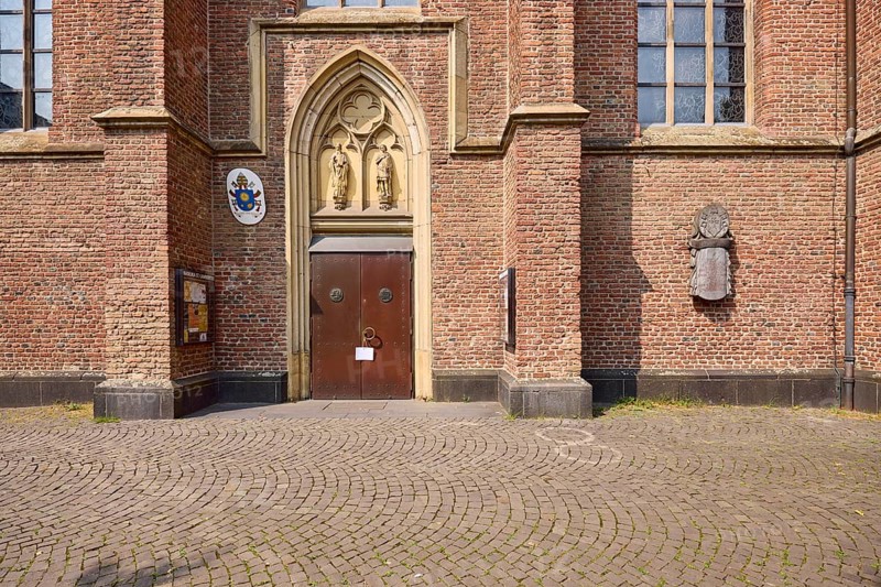 Entrance to St Lambert's Basilica in the old town of Düsseldorf, state capital, independent city, North Rhine-Westphalia, Germany, Europe