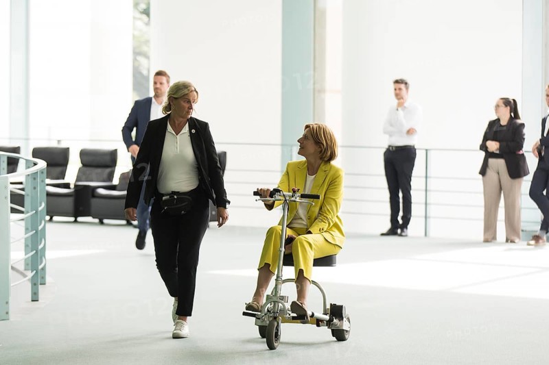 Malu Dreyer (Minister-President of Rhineland-Palatinate, SPD) with an electric car on her way to the lift in the Chancellery in front of the consultations at the Minister-Presidents' Conference with the heads of government of the federal states in the Federal Chancellery, Berlin, 20 June 2024