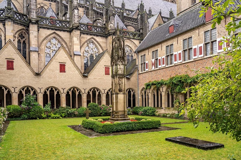 Inner courtyard and cloister of the Catholic Church of St Viktor in Xanten, Lower Rhine, North Rhine-Westphalia, Germany, Europe