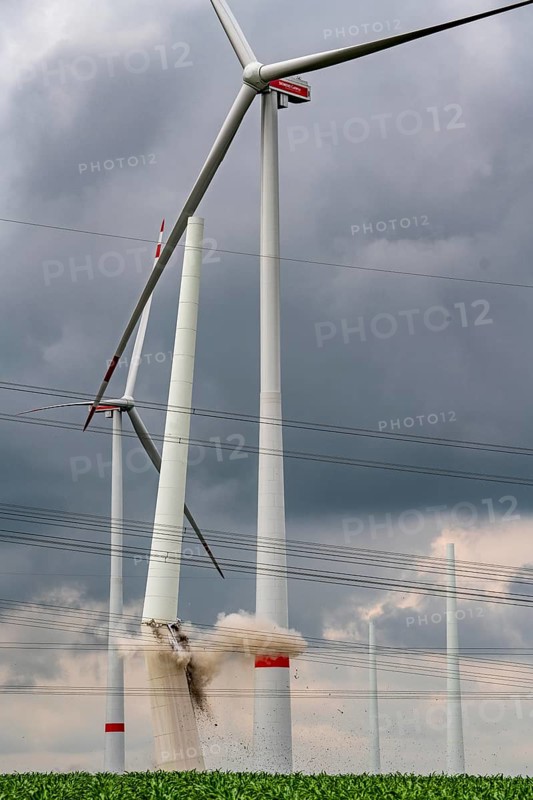 Demolition of the tower of a 20 year old wind turbine, in the Werl wind farm, 5 old Enercon E-66 turbines are demolished, 2 new Siemens SG6.6-170 wind turbines replace them, the 2 new wind turbines produce twice as much energy, 12 MW power, as the 5 old wind turbines, called repowering, Werl, North Rhine-Westphalia, Germany, Europe