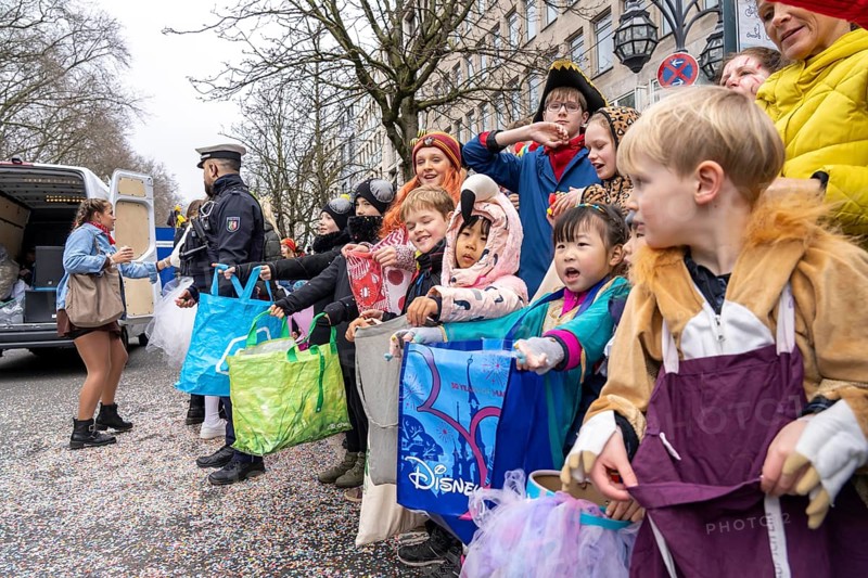 Rose Monday parade in Düsseldorf, spectators, especially children, collecting carnival sweets, at the street carnival, North Rhine-Westphalia, Germany, Europe