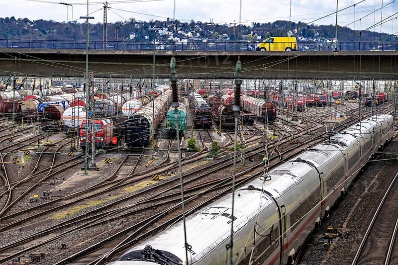 ICE train at Hagen-Vorhalle marshalling yard, one of the 9 largest in Germany, located on the Wuppertal-Dortmund railway line and with 40 directional tracks on which goods trains are assembled, North Rhine-Westphalia, Germany, Europe