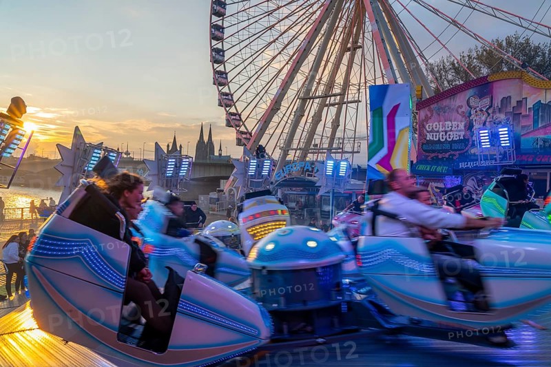 Deutz funfair on the Rhine, at Easter, funfair, break-dancer ride, Ferris wheel, Cologne Cathedral, Cologne, North Rhine-Westphalia, Germany, Europe