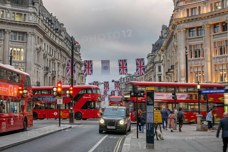 Red double-decker buses, English flags, evening mood, Oxford Circus, London, London region, England, Great Britain
