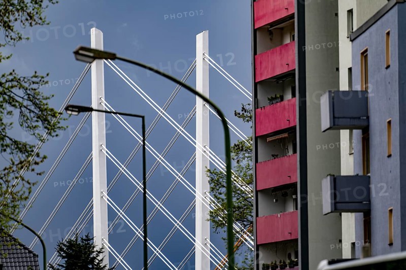 The new Rhine bridge Neuenkamp, the A40, white pillar ropes, and the old motorway bridge, which is being dismantled, residential building in the Neuenkamp district, Duisburg, North Rhine-Westphalia, Germany, Europe