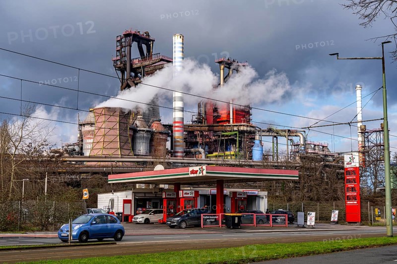 Duisburg-Bruckhausen steel site, ThyssenKrupp Steel, blast furnaces 8 and 9, on Kaiser-Wilhelm-Straße, petrol station, North Rhine-Westphalia, Germany, Europe