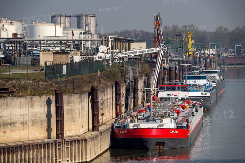Duisport, Ruhrort harbour, oil island, TanQuid tank farm, for mineral oil products, chemical products, petrochemical products, liquefied gas, cargo ships, tanker, Duisburg, North Rhine-Westphalia, Germany, Europe