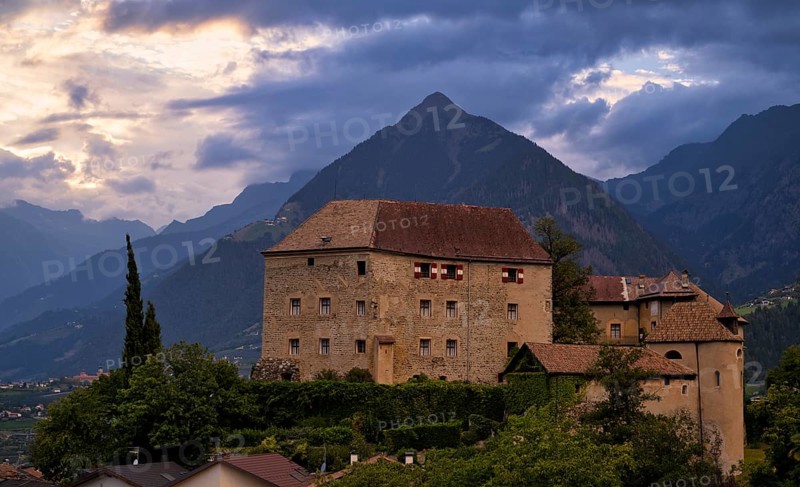Schenna Castle, Castelo, Schenna, Scena, behind Mutspitze, evening light, atmospheric, South Tyrol, Autonomous Province of Bolzano, Italy, Europe