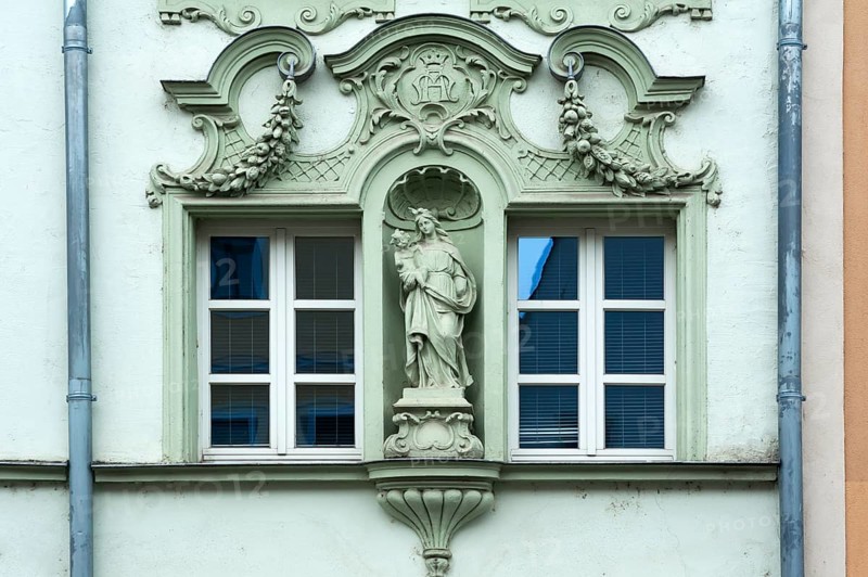 Window framed with figures of saints on a historic façade from 1895, of a former liqueur manufacturer, Stadtamhof, Regensburg, Upper Palatinate, Bavaria, Germany, Europe