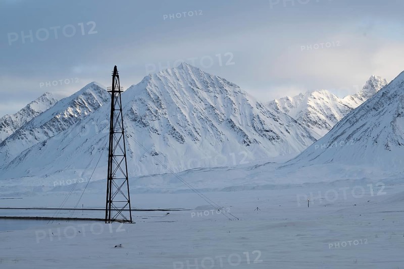 Old airship mast for anchoring Umberto Nobile's airship Norge, Roald Amundsen's North Pole expedition, wintry mountain landscape Ny-Ålesund, Spitsbergen Island, Svalbard and Jan Mayen archipelago, Norway, Europe