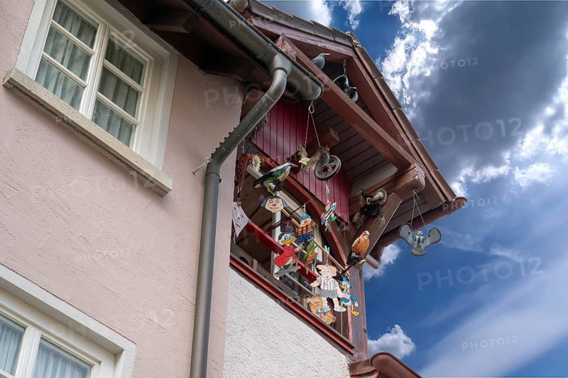 Historic roof lift bay window decorated with colourful figures, Villingen-Schwenningen, Baden-Württemberg, Germany, Europe