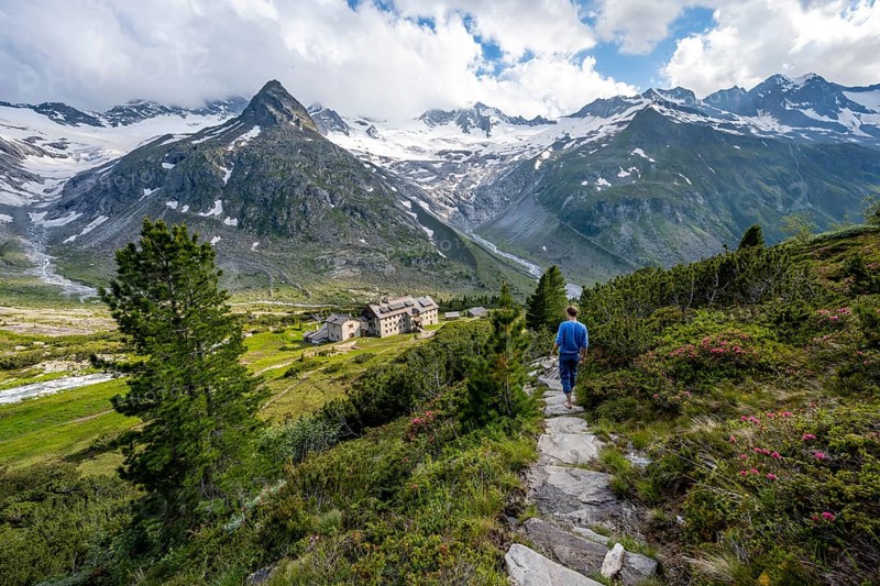 Mountaineer barefoot on a hiking trail, mountain hut Berliner Hütte, mountain peak Steinmandl, glacier Waxeggkees and Hornkees, Berliner Höhenweg, Zillertal Alps, Zillertal, Tyrol, Austria, Europe