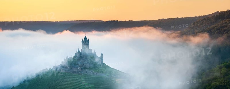 View of the Reichsburg Cochem with morning mist in the Moselle valley, Cochem, Rhineland-Palatinate, Germany, Europe