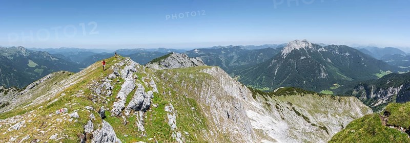 Mountaineer on the summit ridge of the Unnütz, behind the summit of the Seekarspitze, Unnütz crossing, Brandenberg Alps, Tyrol, Austria, Europe