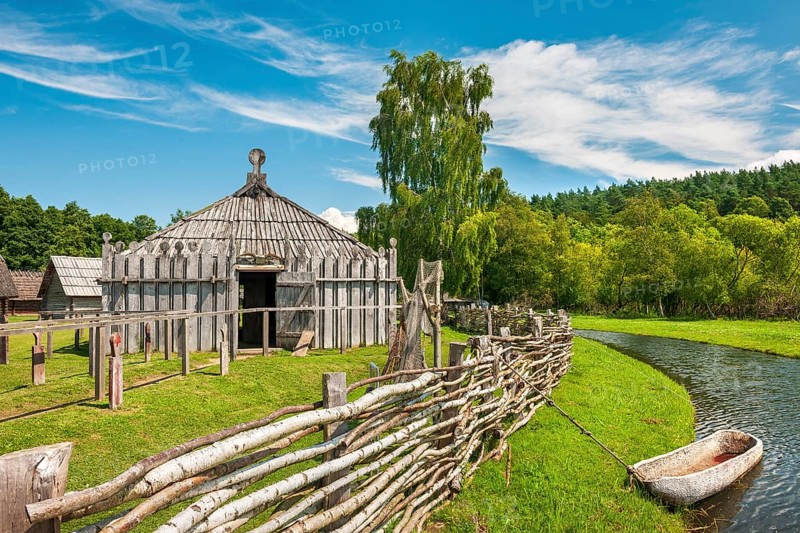 Groß Raden Archaeological Open-Air Museum, Slavic castle complex and settlement on Lake Groß Raden, reconstructed temple, wattle fence and dugout canoe, Sternberg, Mecklenburg-Vorpommern, Germany, Europe