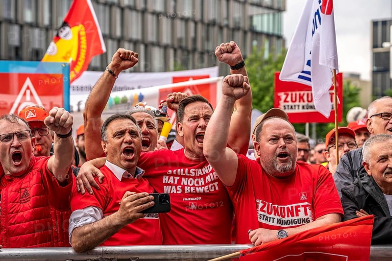 Demonstration by many thousands of steelworkers in front of the ThyssenKrupp headquarters in Essen against massive job cuts following the involvement of a foreign investor in the company, massive criticism of Group CEO Miguel López, North Rhine-Westphalia, Germany, Europe