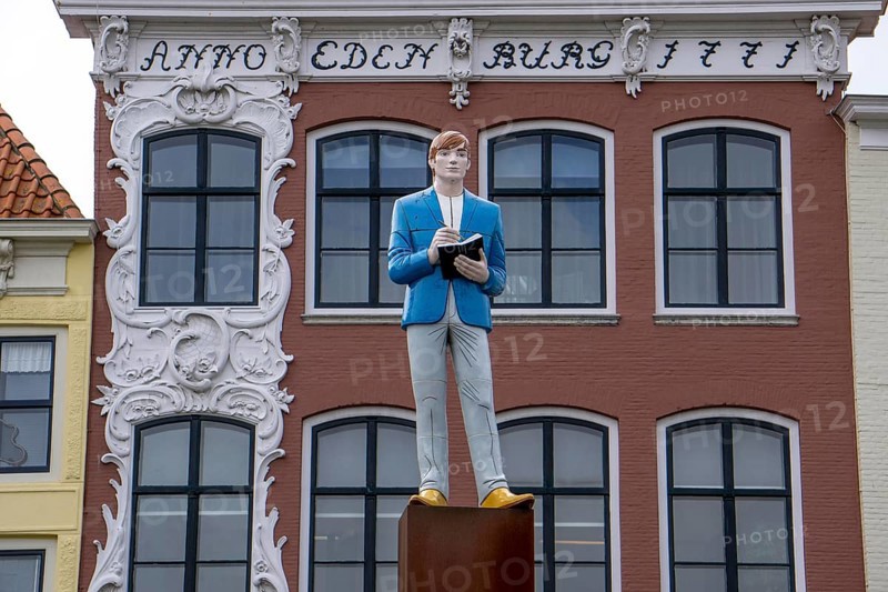 Sculpture De dichter van het park, at the Bellamypark in the city centre of Vlissingen, facade of an old house from 1771, Zeeland, Netherlands