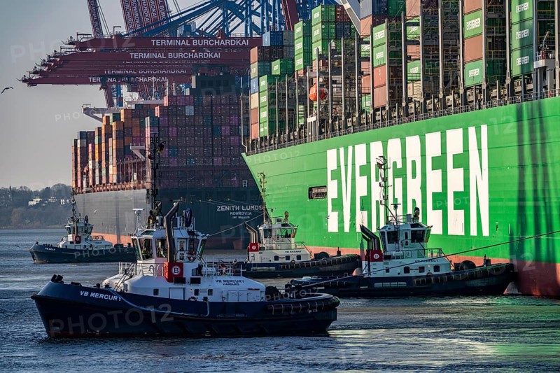 Container ship Ever Gifted, arriving at the port of Hamburg, Waltershofer Hafen, HHLA Container Terminal Burchardkai, 4 harbour tugs manoeuvre the ship to the quay, shipping company Evergreen, Singapore, 399 m long, can transport over 20, 000 containers, Hamburg, Germany, Asia