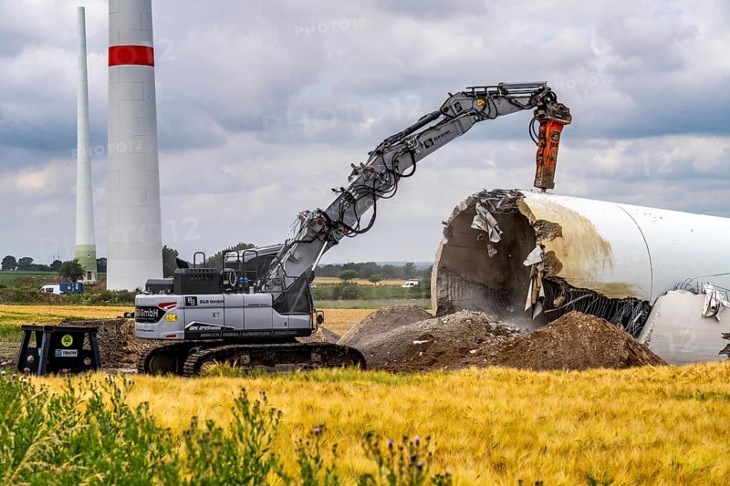 Demolished tower of a 20 year old wind turbine, in the Werl wind farm, 5 old Enercon E-66 turbines are demolished, 2 new Siemens SG6.6-170 wind turbines replace them, the 2 new wind turbines produce twice as much energy, 12 MW power, as the 5 old wind turbines, called repowering, demolition work, Werl, North Rhine-Westphalia, Germany, Europe