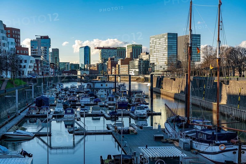 Media Harbour, Düsseldorf, old and modern architecture in the former harbour, a mixture of offices, companies, hotels, restaurants, trendy district, nightlife district, galleries, marina, Düsseldorf, Rhineland, North Rhine-Westphalia, Germany, Europe