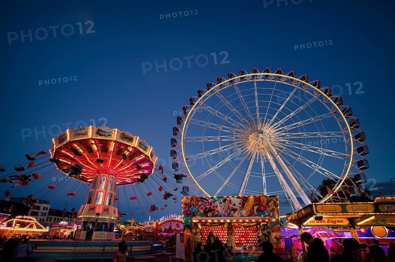 Ferris wheel, Europa Rad, chain carousel, Cannstatter Wellenflug, rides, movement, movement effect, Cannstatter Wasen, blue hour, folk festival, Bad Cannstatt, Stuttgart, Baden-Württemberg, Germany, Europe