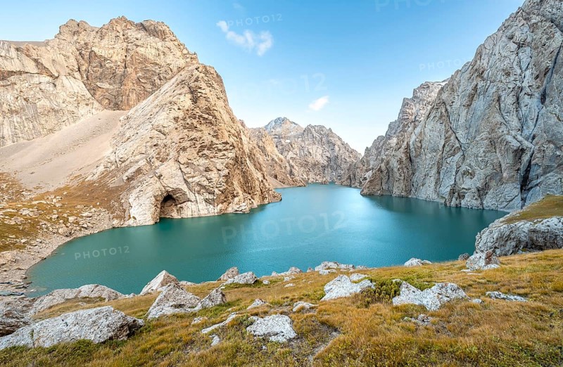 Turquoise mountain lake Kol Suu with rocky steep mountains, Kol Suu Lake, Sary Beles Mountains, Naryn Province, Kyrgyzstan, Asia