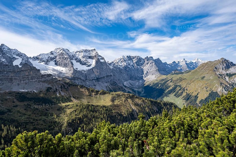 Mountain panorama with steep rocky peaks, view of Laliderspitze, Dreizinkenspitze and Spritzkarspitze peaks, Hahnkampl peak, Engtal, Karwendel, Tyrol, Austria, Europe