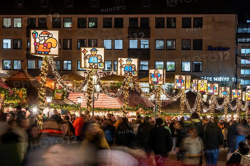 Christkindlesmarkt with Christmas lights in the evening, Hauptmarkt, Nuremberg, Middle Franconia, Bavaria, Germany, Europe