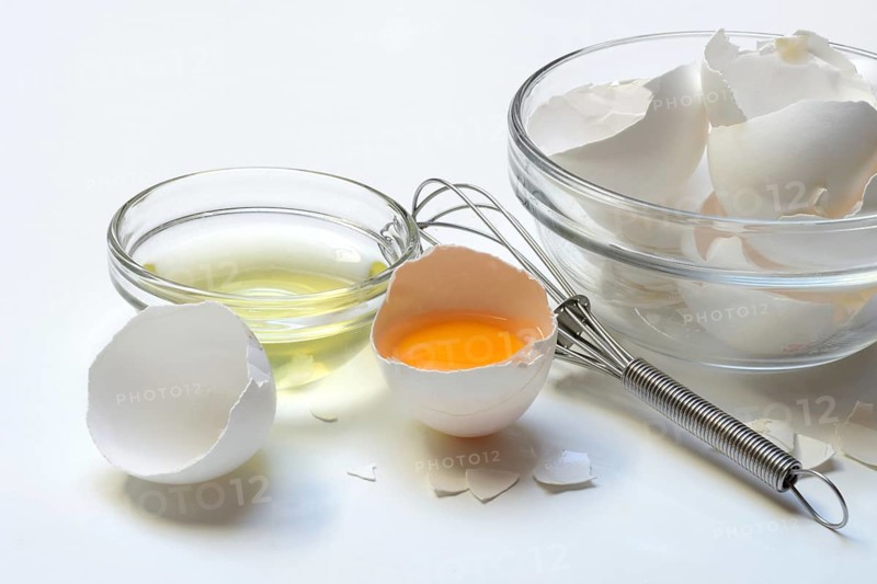 Opened hen's egg, egg white in shell and eggshells