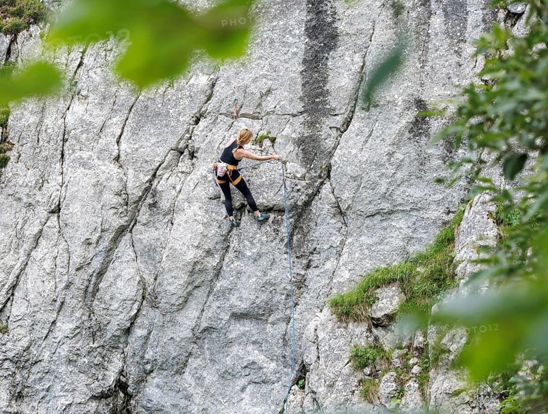 A woman climbs a route on the Spitzsteinwand in Erl, 14.07.2024